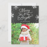 Feliz russa e brilho | Cartão com fotos de férias<br><div class="desc">Celebre a época de Natal com uma Feliz rústica e cartão com fotos de Natal Bright. O Cartões de foto de Natal apresenta um fundo de quadro com borda escalpada, flocos de neve brancos e tipografia moderna na moda. Adicione o nome da sua família e a foto personalizada para uma...</div>