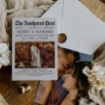 Feliz única de jornal e cartão de Natal casado<br><div class="desc">Extra! Extra! Compartilhe sua alegria de feriado com esta única Feliz de jornal e cartão de Natal casado. Todos adorarão receber este cartão festivo de férias no correio! Inclua uma bela foto de casamento na frente e atrás, junto com uma mensagem pessoal na frente! Selecione "clicar para personalizar mais" para...</div>