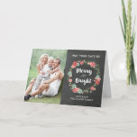 Feriado de Cartão com fotos Feriado de Chalkboard<br><div class="desc">Feliz e cartão com fotos brilhante da família de natal com padrão rústico do quadro de chalkboard country com ilustração floral vintage e texto de estilo manuscrito,  facilmente personalizável com a fotografia da sua família. Deseje bem aos seus amigos e família este feriado com este cartão de saudação divertido.</div>