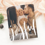 Feriado de Fotografia da Família de Script Bruche<br><div class="desc">Um design de orçamento e simples com uma mensagem forte, "alegre" é o espírito do Natal! Este design moderno apresenta uma foto de sua escolha com "alegria" escrita na parte inferior em caligrafia moderna com escrita manual de pincéis. No canto inferior direito ele mostra seu nome de família e o...</div>