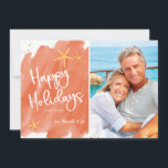 Feriado Mínimo de Coral e Dourado Beach Watercolor<br><div class="desc">A design da carta de feriados felizes da praia minimalista da Boutique Co. náutica apresenta a tipografia moderna escrita manual e a sua foto-retrato favorita (proporção 5x7). O design é acentuado com manchas douradas de aquarelas e estrelas-do-mar de cor aquática, para um tema divertido de férias tropicais, e é colocado...</div>