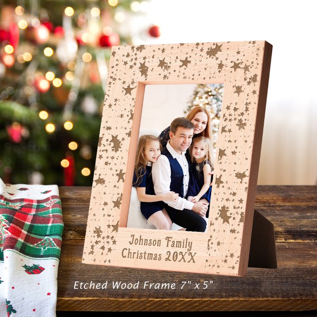 FesNatal Stars Família Nome 5x7 Wooden (Festive Christmas Stars Family Name Wooden Etched Frame)