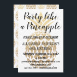 Festa como um convite para o 50º Aniversário do Ab<br><div class="desc">Festa como um Destino Tropical de Abacaxi 60º Convite de Aniversário. Este é um convite perfeito para 60 anos para uma festa de aniversário temida do Pineapple. O abacaxi é folha de ouro falsa e fundo branco com texto escrito à mão em camadas no topo. O texto pode ser personalizado...</div>
