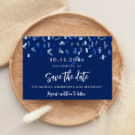 Festa de aniversário marinho azul salve o cartão d<br><div class="desc">Um elegante cartão Save the Date para uma festa de aniversário. Um marinho azul decorado com confete. Personalize e adicione uma data e nome/idade. O texto: Salvar a Data é gravado com um script de estilo com letra de tendência grande.</div>