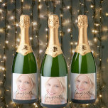 Festa de gratos de texto de script de foto persona<br><div class="desc">Personalize e adicione fotos e um texto. A palavra Parabéns é escrita com um moderno estilo escrito à mão. Letras negras. Com uma camada branca de fotos. Para ele e para ela. Para uma celebração,  aniversários,  formatura,  casamento. Este rótulo também está disponível em nossa loja com texto preto.</div>