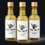 Festa de solteira de esqueleto da Noiva ou da Die<br><div class="desc">Esta é uma noiva ou Die Rockstar Gothic Spooketon Skeleton Festa de solteira Mini Etiquetas de Vinho!</div>