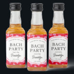 Festa de solteira para impressão de animais vermel<br><div class="desc">Celebre a noiva a ser e seus últimos dias de liberdade solteira com etiquetas de mini garrafa de licor divertida e flerta que apresentam um padrão de manchas de leopardo em vermelho e rosa feminino. A tipografia quic é fácil de personalizar com seus detalhes de eventos e personalizar as pequenas...</div>