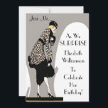 Festa surpresa! Convites de festas de Deco de Arte<br><div class="desc">convites de festas surpreendentes do estilo Deco da arte. Uma mulher elegante numa casaco de impressão-leopardo vira-se para olhar para trás e convida-te a juntar-te a ela para uma festa surpresa! Basta digitar os seus próprios detalhes para tornar este convite clássico seu.</div>