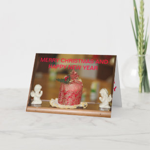 Festividades Candle e Angel estão perto de um cartão