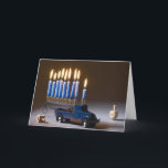 Festividades Cartão Azul de Caminhão Menorah Chanukah<br><div class="desc">Mande cumprimentos a Chanukah com um Menorah num caminhão azul com sonhos.</div>