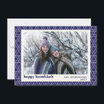 Festividades Cartão com fotos Azul Padrão de Linha do Chanucá M<br><div class="desc">Deseje aos amigos e à família um Hanukkah feliz com esta simples carta com um padrão moderno de linha de estrelas judaicas em azul e branco vibrantes,  personalizado com a sua foto,  saudação e nome.</div>