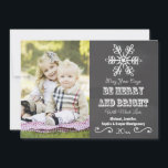 Festividades Cartão com fotos de Feriado de Neve Chalkboard<br><div class="desc">Adicione sua foto favorita a esses cartões com fotos de feriados com um quadro-negro e um design com floco de neve com as palavras Que seus dias sejam Felizes e brilhantes. O cartão temático do inverno ou Natal tem um padrão vermelho e branco de flocos de neve. Trabalho de arte...</div>
