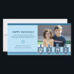 Festividades Cartão com fotos de Hanukkah Dreidel<br><div class="desc">Um dreidel de giro mostra a canela, hey, o gimel e a freira neste cartão com fotos de Hanukkah com seu próprio direito da foto acima. O fundo subtil da estrela de David aumenta sua mensagem personalizada acentuada por uma outra estrela de David. Disponível em cores alternativas com produtos de...</div>