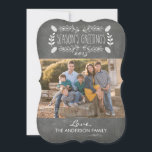 Festividades Cartão com fotos de Saudações de Rustic Chalkboard<br><div class="desc">Celebre a alegria do Natal com um belo cartão com fotos de saudações da estação. Este Cartões de foto de Natal apresenta um fundo de quadro com cones de pínus e ornamentos rústicos. Você também pode personalizar o cartão para exibir o ano atual e o nome da sua família. Altere...</div>