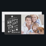 FESTIVIDADES CARTÃO COM FOTOS FELIZ DE FERIADO DO CHALKBOARD<br><div class="desc">CARTÃO COM FOTOS FELIZ DE FERIADO. Fonte de giz divertida usada em um fundo de efeito de quadro negro. Desejo-lhe uma FESTA FELIZ DA NOSSA FAMÍLIA PARA A SUA. Personalize com seu nome e foto da família. Elke Clarke© para a Galeria de Monogramas. Para um ditado diferente, entre em contato...</div>