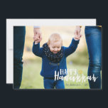 Festividades Cartão com fotos feliz do feriado da estrela de<br><div class="desc">O cartão com fotos feliz à moda e bonito do feriado da estrela de David de Hanukkah é perfeito para todos seus amigos e família esta época natalícia. Personalize o texto com seu nome de família e o ano e troque para fora a imagem para uma foto de seus miúdos,...</div>