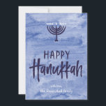 Festividades Cartão com fotos liso de Menorah Hanukkah da<br><div class="desc">Uma lavagem do azul aquoso serve como um contexto subtil para uma ilustração textured do menorah e um texto feliz manchado de tinta, mão-indicado por letras de Hanukkah. Não esqueça personalizar este cartão do feriado da dois-foto com seus próprios fotos e texto conhecido. Adicione seu próprio toque especial com "personalizam-no"...</div>