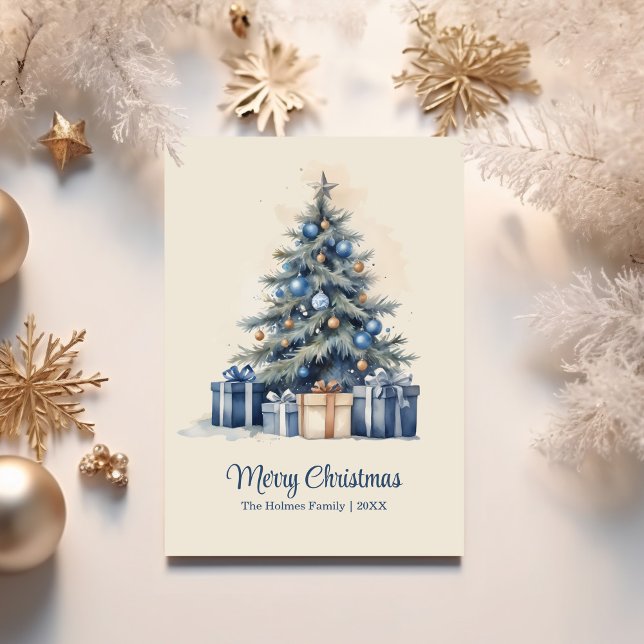Festividades Cartão de Árvore de Natal Elegante Azul e Dourado (Elegant Blue & Gold Christmas Tree Card on a table with white and gold Christmas decoration)