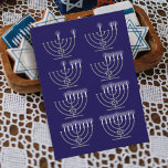 Festividades Cartão de Férias de Oito Noites de Hanukkah<br><div class="desc">Um diagrama mostrando a ordem das velas em um hanukkiah para cada noite de Chanucá.</div>