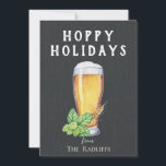 Festividades Cartão de Férias Hoppy Holidays Chalkboard Flat<br><div class="desc">Copo de cerveja pintado,  lúpulo e trigo em quadro-negro preto com padrão de pub correspondente no verso,  cartão engraçado de "Férias Hoppy".</div>