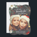 Festividades Cartão de Foto de Natal Floral Chalkboard Maravilh<br><div class="desc">Cartão de foto de Natal contemporâneo com uma forma recortada em suporte com lindas flores brancas e vermelhas,  ramos de pinheiro e frutos vermelhos sobre um fundo moderno de quadro negro.</div>