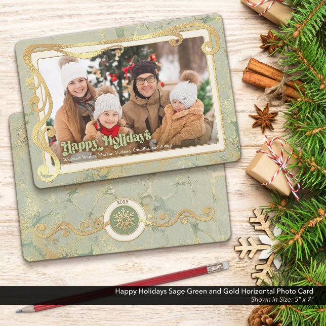 Festividades Cartão de Fotos Férias Felizes Verde Salvia e Dour (Happy Holidays Photo Card with a Touch of Vintage Whimsy and Peaceful Sage Green & Gold Colors.)