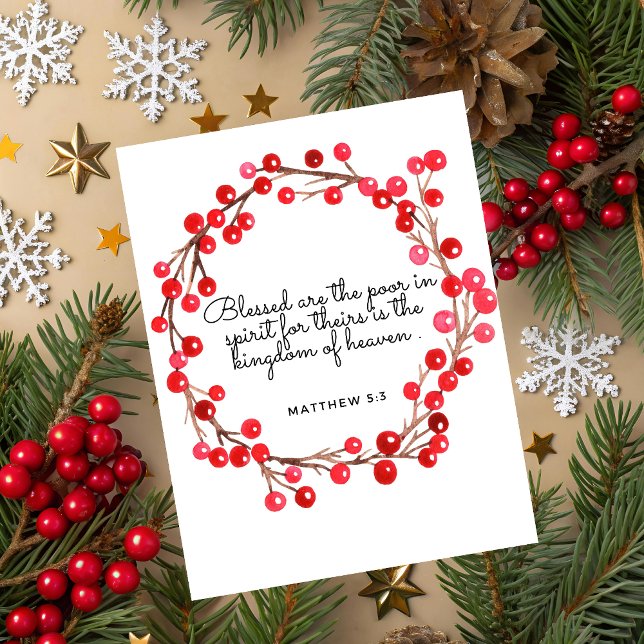 Festividades Cartão de Natal com Escrito de Mateus 5:3 (Christmas greeting card with red berry wreath and Matthew 5:3 Bible verse on beige festive backgroun)