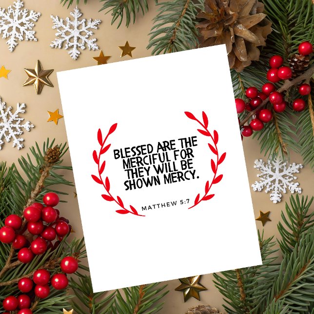 Festividades Cartão de Natal com Versículo de Matthew 5:7 (Christmas greeting card with red  wreath and Matthew 5:7 Bible verse on white festive background.)