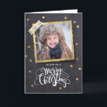 Festividades Cartão de Natal De Feriado Dourado Chalkbord<br><div class="desc">design de cartão com fotos de Natal Lindo com estrelas de ouro. Uma imagem de ouro quadrada festiva com a foto da sua família. E na moda branco com letra branca, tipografia branca com o texto:Desejamos-lhe um Feliz Natal. Com mais ouros de estrelas pequenas no dentro e ilustrações especiais de...</div>