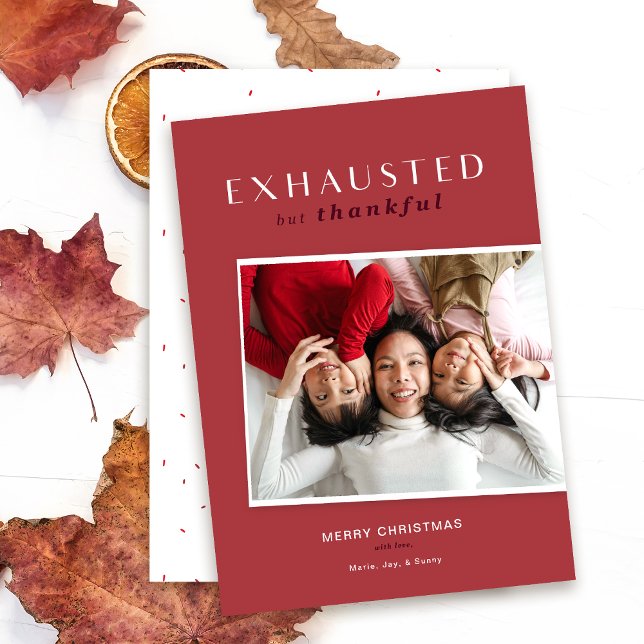 Festividades Cartão de Natal Engraçado Esgotado mas Grato (Red exhausted but thankful photo holiday card mock up shown on white table with fall leaves.)
