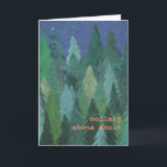 Festividades Cartão de Natal nevado da floresta: Gaélico<br><div class="desc">Um cartão de Natal chique com uma floresta de árvores de Natal na neve,  de um design de papel pintado à mão da colagem por Judy Adamson. O cumprimento na parte dianteira,  rotulação alaranjada/cor-de-rosa,  é Feliz Natal no gaélico irlandês e você pode personalizar a mensagem interna.</div>