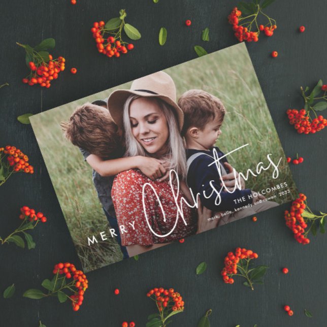 Festividades Cartão de Natal Simples com Letra Moderna Foto (Modern Script Merry Christmas Photo Holiday Card with Handwritten Typographic Overlay.)