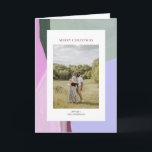 Festividades Cartão de Saudação de Foto Feriado de Natal<br><div class="desc">Mande uma saudação de estação para sua família e amigos com este Cartões de foto de Natal. Este design de cartão personalizado apresenta um modelo de fotografia com um fundo de abstrato de arte de bloco de cor (verde, rosa e roxo). A arte é pintada à mão por mim. Mais...</div>
