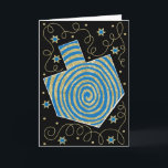 Festividades Cartão de Saudação "Dreidel PinWheel" com Envelope<br><div class="desc">Cartão de Saudação "Dreidel PinWheel, Azul/Dourado" com Envelope. Para personalizar, exclua a placa de dentro de texto e substitua por sua própria mensagem. Escolha seu estilo, cor e tamanho de fonte favoritos. A cor de fundo pode ser alterada selecionando uma nova cor de fundo. Obrigados para parar e comprar. Muito...</div>