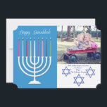 Festividades Cartão feliz do feriado da foto de Hanukkah<br><div class="desc">Um menorah branco com velas coloridas e um sentimento feliz de Hanukkah é emparelhado com as três estrelas de David de suspensão para criar este cartão alegre do feriado. Apenas adicione sua foto para fazer-lhe seu. Castiçal judaicos de Vecteezy. O cartão é fácil de personalizar com seus fraseio, opções da...</div>