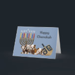 Festividades Cartão Menorah Dreidel2 de Chanukah do buldogue<br><div class="desc">Recordar a família e os amigos durante a estação de Chanukah é uma maneira maravilhosa de permanecer em contacto com as pessoas que você ama e se importa aproximadamente. Eu criei estes cartões de Chanukah do cão com amor e o cuidado e eu somos certos que qualquer um que ama...</div>