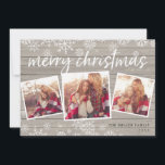 Festividades Cozy Collage | Cartão com fotos de Férias<br><div class="desc">Um cartão com fotos de feriado no estilo russo bonito apresenta três fotos quadradas em um layout de colagem em um plano de fundo de madeira rústico, com uma borda de cima e de baixo de flocos de neve em queda e "Feliz Natal" no topo da tela, desenhado à mão....</div>
