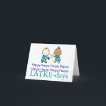 Festividades Feliz Cartão Chanukah de Dias LATKE<br><div class="desc">O cartão Chanukah deseja Happy Happy (x8) LATKE-day. Um par de crianças vestidas de férias e símbolos de carregando do feriado decoram a frente do cartão. Dentro,  a saudação personalizável diz: Que seu sonho sempre apareça. Totalmente personalizável e personalizável.</div>