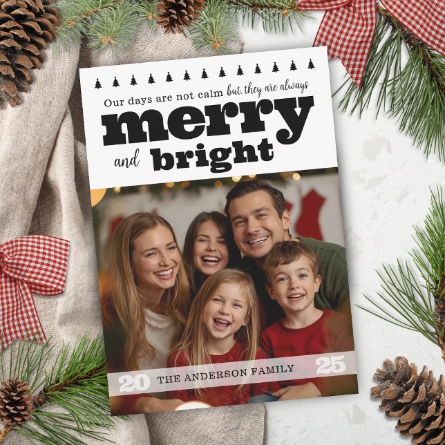 Festividades Feliz e cartão de feriado preto e branco (modern black and white merry and bright christmas card for funny family that isn't perfect humorous)
