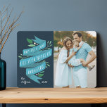Festividades Joyous Tidings | Cartão com fotos de Hanukkah<br><div class="desc">O cartão com fotos de Chanucá ilustrado de forma elegante apresenta sua foto favorita alinhada à direita, com "que amor e luz possam encher seu coração em Chanucá" em tipografia manuscrita em uma fita azul de aquarela, destacada com folhas verdes e bagas brancas. Personalize com seus nomes e o ano....</div>