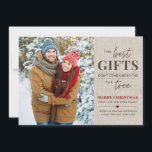 Festividades Melhor presentes Cartão de Natal de lançamento de<br><div class="desc">Este cartaz de anúncio de gravidez doce rústico contém a frase "Os melhores presentes não vêm debaixo da árvore" e texto de cartões de natal personalizável,  incluindo sua família e novos nomes de bebês. Personalize com sua foto e saudação especial.</div>