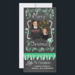 Festividades Mint Green Chalkboard Feliz Cartão com fotos de Na<br><div class="desc">Feliz cartões com fotos de Natal com uma tela de fundo, muitos espirais verdes de menta e texto que diz Feliz Natal, uma série de luzes coloridas em menta e verde, menta e ornamentos verdes pendurados, e áreas que você pode personalizar esses belos e brilhantes cartões com fotos de Natal...</div>