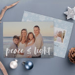Festividades Paz e Luz | Cartão com fotos de Hanukkah<br><div class="desc">Os cartões com fotos modernos de Chanucá apresentam sua imagem horizontal ou orientada a retratos favorita com "paz e luz" sobreposta em tipografia de pincel com letras brancas. Adicione seus nomes e o ano abaixo,  e personalize o floco de neve retornado com três fotos adicionais e uma mensagem pessoal.</div>