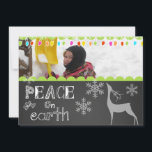 Festividades Paz no Cartão com fotos de Férias do Chalkboard na<br><div class="desc">Um quadro de reflexão tem um legal texto branco que diz "Paz na Terra" na frente e "Alegria ao Mundo" nas costas com flocos de neve, um veado branco de silhueta e luzes coloridas de árvores com áreas que você pode personalizar com seus nomes e fotos! Este cartão com fotos...</div>
