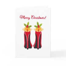 Saltos altos vermelhos com o cartão dobrado de