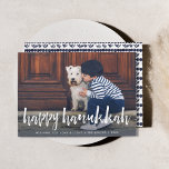 Festividades Sobreposição esboçada | Cartão com fotos de Hanukk<br><div class="desc">Compartilhe cartões de natal com esses cartões com fotos Hanukkah apresentando sua foto favorita horizontal ou orientada a paisagem em uma sangria de cheio impressionante. "Happy Hanukkah" aparece no fundo como uma camada de texto em tipografia escrita com pincel branco. Personalize com seu nome ou nomes de família abaixo e...</div>