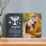 Festividades Starry Lights | Cartão com fotos de Hanukkah<br><div class="desc">O cartão com fotos Festivo Hanukkah mostra sua foto favorita alinhada à direita,  com "Hanukkah alegre" em letras brancas sobre um rico fundo azul marinho adornado com estrelas e uma menorah acesa. Personalize com seus nomes e o ano.</div>