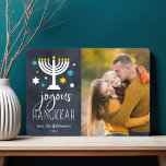 Festividades Starry Lights | Cartão com fotos de Hanukkah<br><div class="desc">O cartão com fotos Festivo Hanukkah mostra sua foto favorita alinhada à direita,  com "Hanukkah alegre" em letras brancas sobre um rico fundo azul marinho adornado com estrelas e uma menorah acesa. Personalize com seus nomes e o ano.</div>