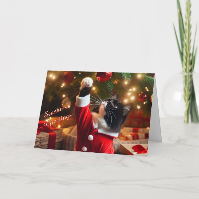 Festividades Tuxedo Cat Play com bola de natal no cartão de árv (Frente)