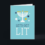 Festividades Vamos Sair | Cartão de Saudação Engraçado Hanukkah<br><div class="desc">Um cartão de saudação engraçado do Chanucá apresenta um fundo azul turquesa com "vamos acendido" e uma ilustração da menorah acesa com estrelas azul e branca. Personalize o dentro com uma mensagem e assinatura Hanukkah pré-impressas.</div>